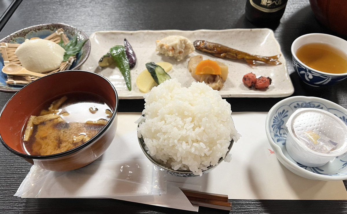 tantannes's tweet photo. 朝ごはんと、朝7時45分あの露天風呂♨️誰もおらず貸切👍
鶴の湯最高😍
#鶴の湯温泉 https://t.co/G3LUV9wBaI