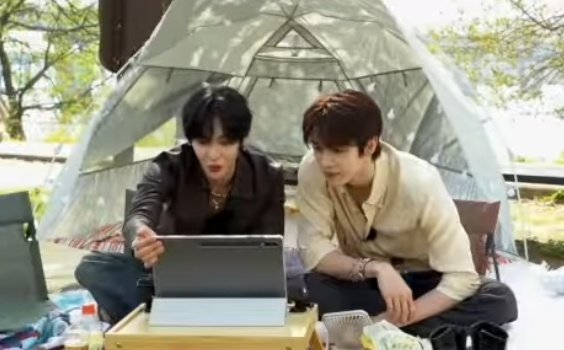 deercat0903's tweet photo. A big smile on my face. They look like a couple attend therapy session. https://t.co/m5knACUBT7
