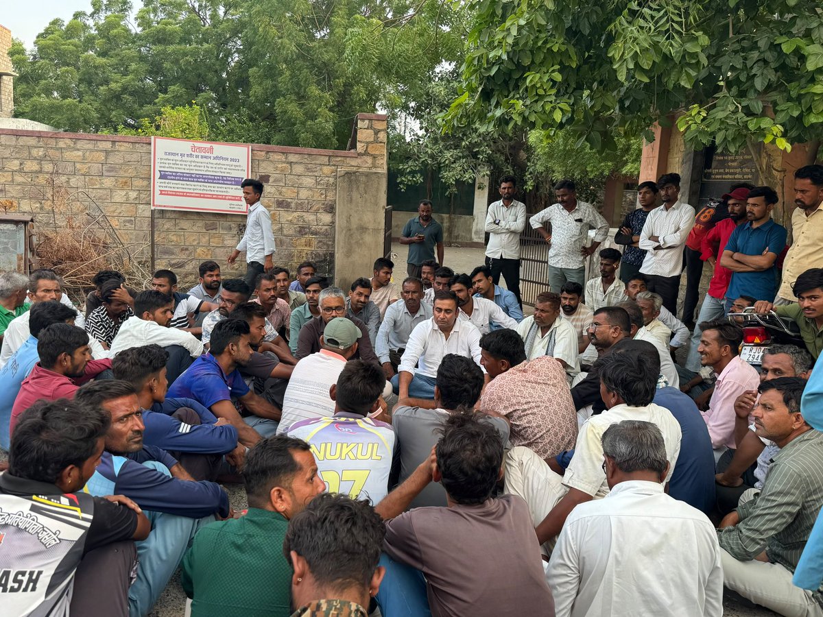 AzadBarmer's tweet photo. बाड़मेर विधानसभा क्षेत्र के दरुड़ा गाँव में पानी से भरे गड्ढों में डूबने से बालक देवराज एवं किरताराम मेघवाल की असामयिक मृत्यु अत्यंत हृदयविदारक एवं पीड़ादायक है।

राजकीय चिकित्सालय, बाड़मेर की मोर्चरी में धरने में  शामिल हुआ। मैं राज्य सरकार से आग्रह करता हूँ कि पीड़ित परिवारों को शीघ्र उचित मुआवज़ा, हरसंभव सहायता तथा इस घटना के लिए जिम्मेदार लोगों के विरुद्ध कठोर कार्रवाई सुनिश्चित की जाए, ताकि भविष्य में ऐसी दर्दनाक घटनाओं की पुनरावृत्ति न हो।

@BhajanlalBjp 
@RajGovOfficial
