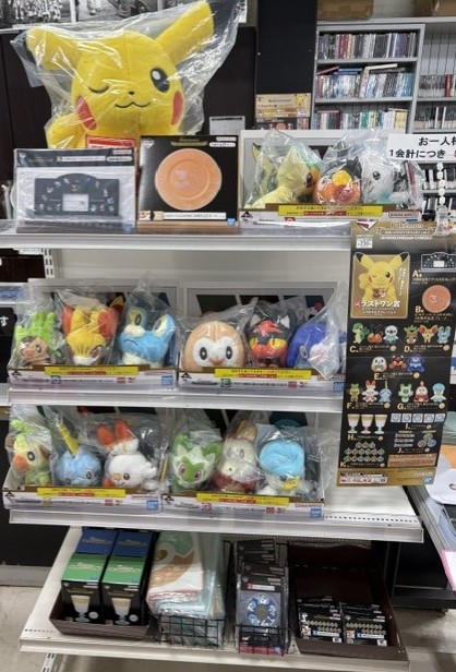 TSUTAYA_take's tweet photo. #ポケモン
#一番くじ
PoKemon 30th ANNIVERSARY vol 2

今回のポケモン一番くじは
超カワイイぬいぐるみがたくさん🤭

人気の為　お一人様5回まで　と制限がありますが

是非　ご来店をお待ちしております👍 https://t.co/O4mEqRyMja