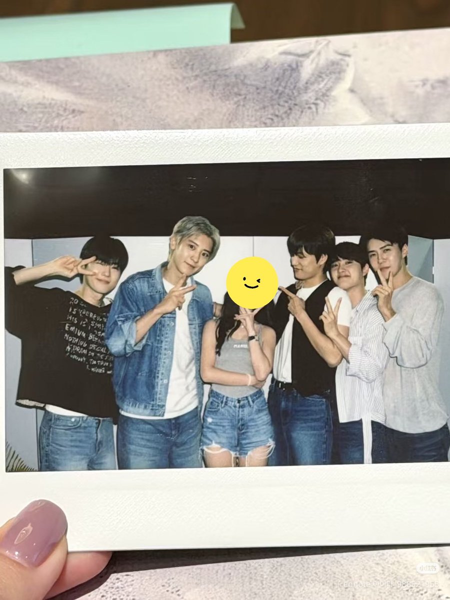 JJpeach_O's tweet photo. 도경수 사진 찍는데 키 큰 동생들 사이에서 동생들 어깨에 텁. 얼굴 올려둔거 진심 개귀여워ㅠ https://t.co/5fg36L7tFd