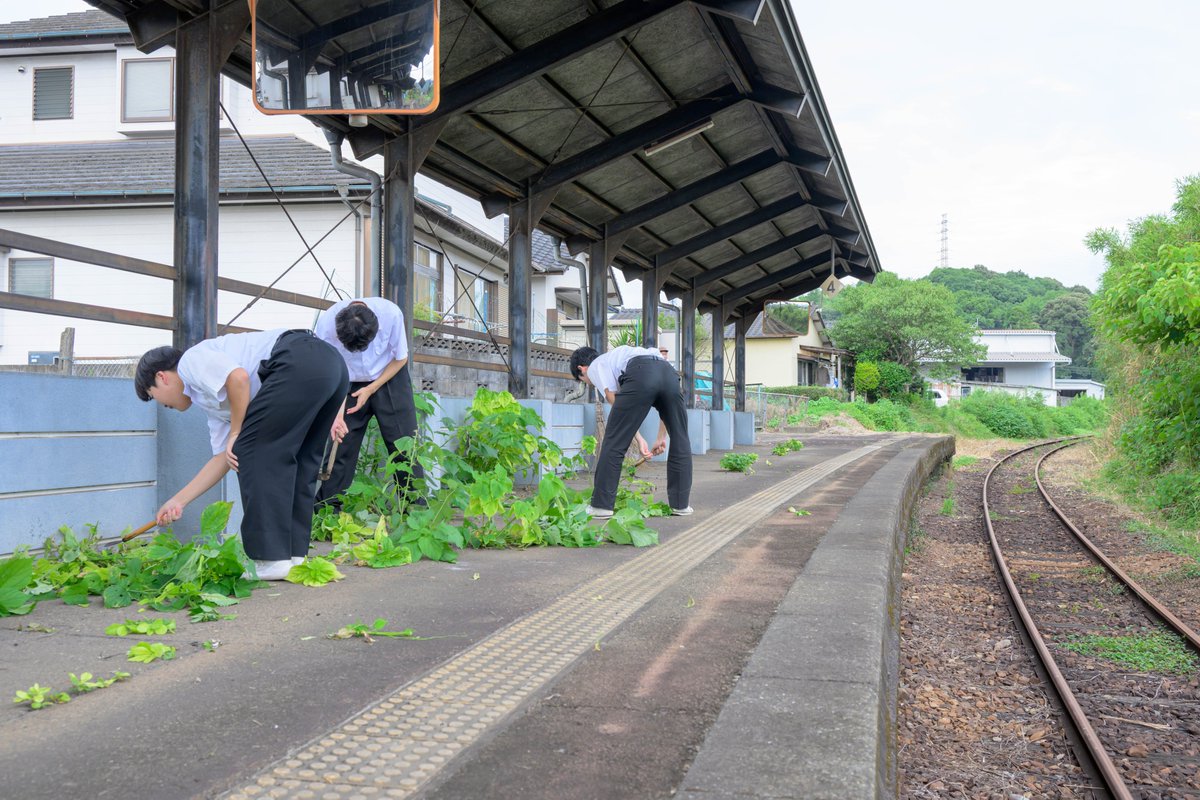 hitoyoshishi's tweet photo. 【全線運転再開後気持ちよく使える駅に🚉　人吉高生が清掃活動】

９月20日に全線運転再開を迎えるくま川鉄道。再開を前に、沿線やその周辺地域では鉄道を地域の財産として支えていく「マイレール意識」を高めようと、さまざまな取り組みが行われています。 https://t.co/fIZZ7aS4hq