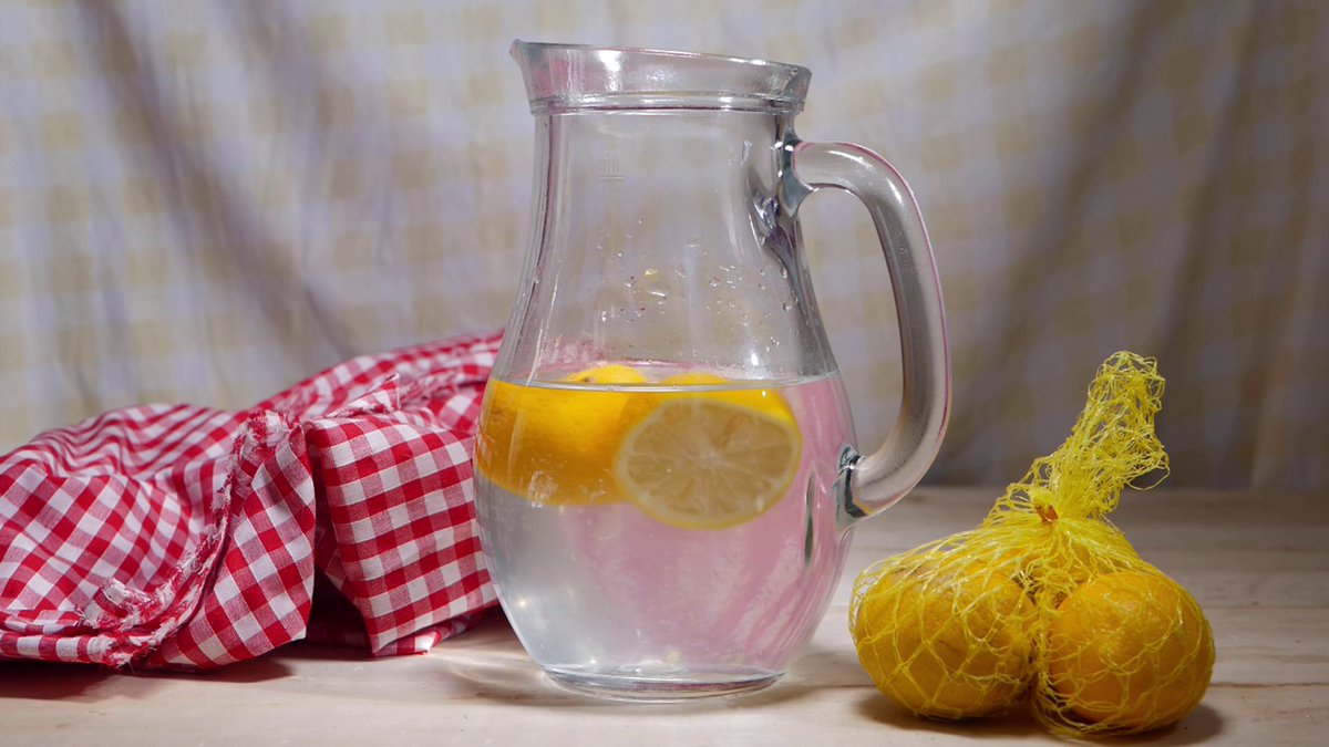minsung7917's tweet photo. Whip up a refreshing iced honey lemon tea in 5 mins! Squeeze 1 lemon, add 2 tbsp honey, top with cold water + ice, stir u0026 sip https://t.co/NnJGrSrWR4