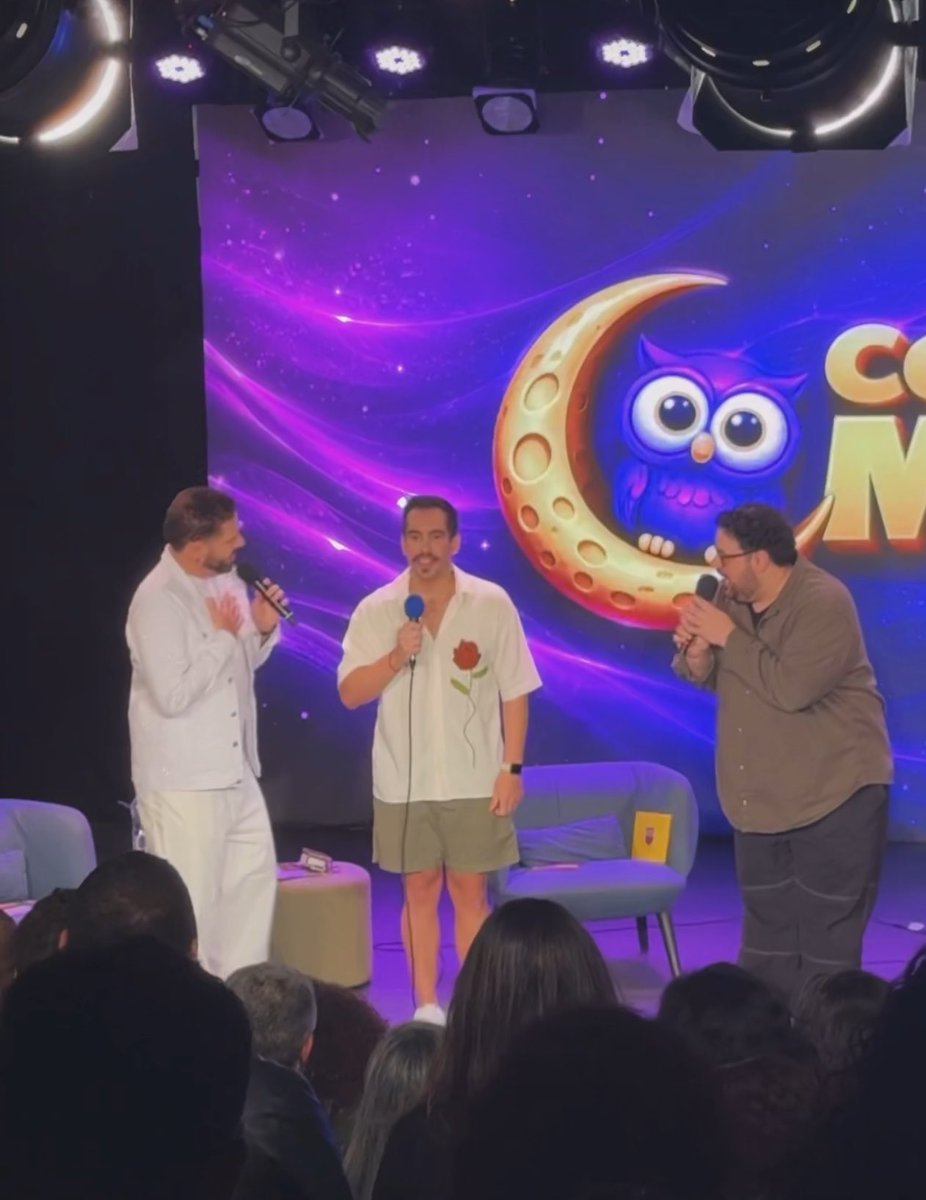 fefito's tweet photo. Olha que sucesso o Corujão do Muka no teatro! Os meninos estão ao vivo no YouTube! Vão lá prestigiar os gostosos @jejezaum, @falamuka e @Dantinhas, que estão afiadíssimos!!! https://t.co/BOAfAAWIYz