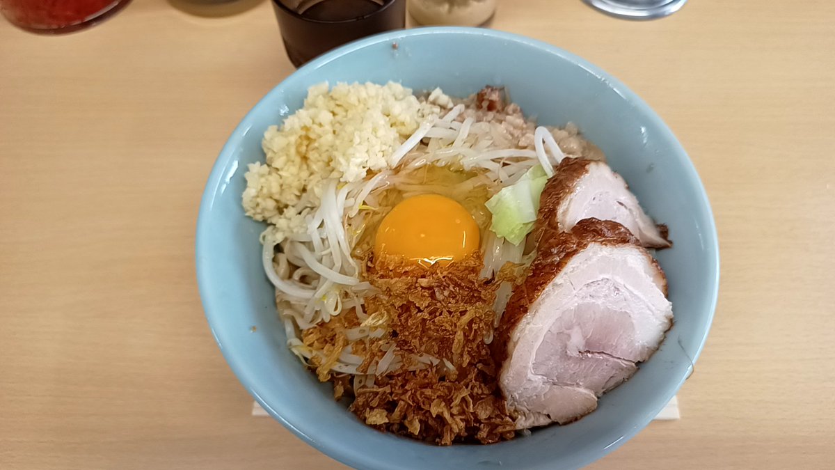 2440003t's tweet photo. 横浜保土ヶ谷和田　ラーメンスタミナパンチ
汁無し200g　野菜2ニンニク2　豚　全卵　

暑いので汁無しを模索、とりあえず野菜増やして麺増やすかトッピングかを考えます白飯もあり、か
いつのまにかデフォで麺200になってるし。いつからだ？

すっかり土曜は行列店すね。
完食あざす https://t.co/3yGwijFbLU