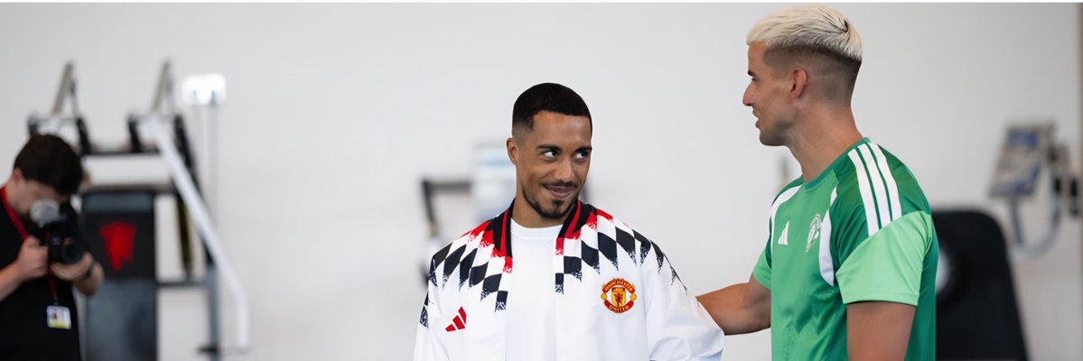 las_beaZ's tweet photo. @loye_signal E say Ronaldo pictures and videos wey dey your phone pass ur own pictures 🤣 https://t.co/7826uwBehj