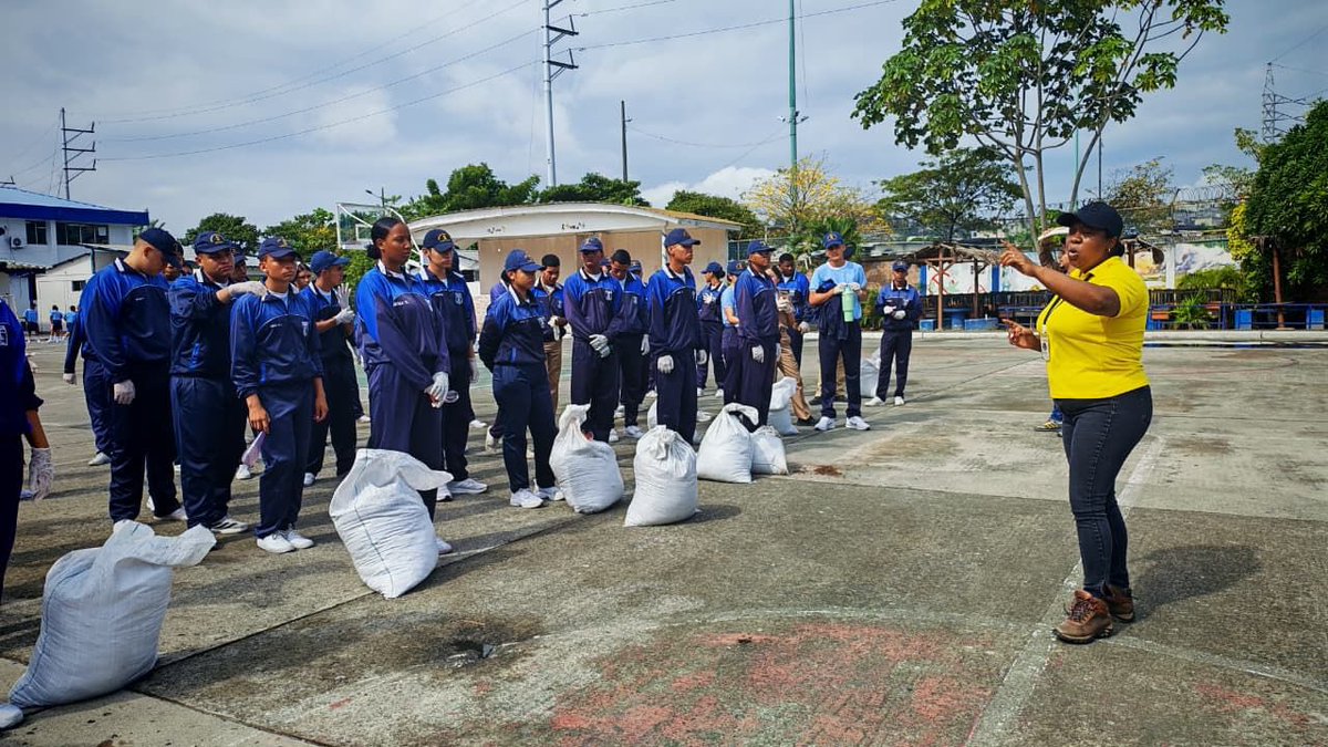 digeimec's tweet photo. #Esmeraldas| La #DIGEIM en coordinación con la @PrefecturaESM y el Liceo Naval Esmeraldas, realizó jornada de reforestación en los espacios verdes de la institución. Con la participación de 62 estudiantes de bachillerato, se sembraron alrededor de 500 plantas ornamentales https://t.co/PHyL589zA8