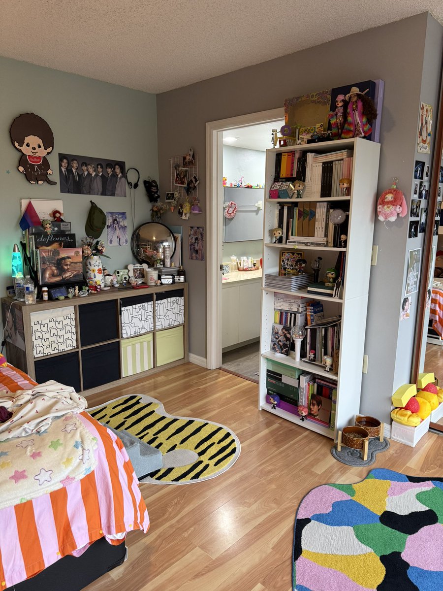 pluggyjpg's tweet photo. surtei e limpei meu quarto inteiro + troquei móveis de lugar https://t.co/EJN0NOViBC
