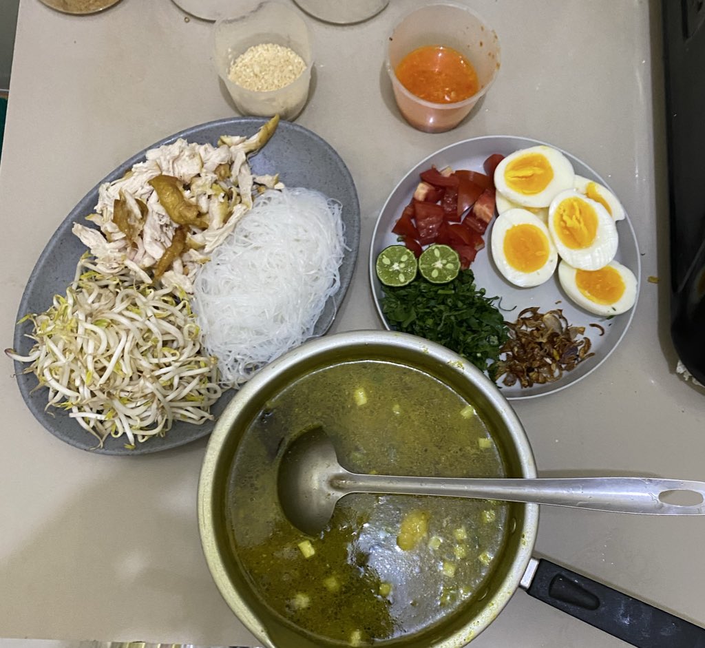 kyoosoma_'s tweet photo. seporsi soto ayam untuk suamiku💙

Selalu berterima kasih sama Tuhan atas segala nikmat makanan setiap harinya. Alhamdulillah karna aku bisa masak dan suami bisa makan masakan aku yg ngebuat suami selalu ngerasa dicintai❤️

aku ngerasa masak ini jadi love language aku yaa hihi😆 https://t.co/wzzDoi1LfZ