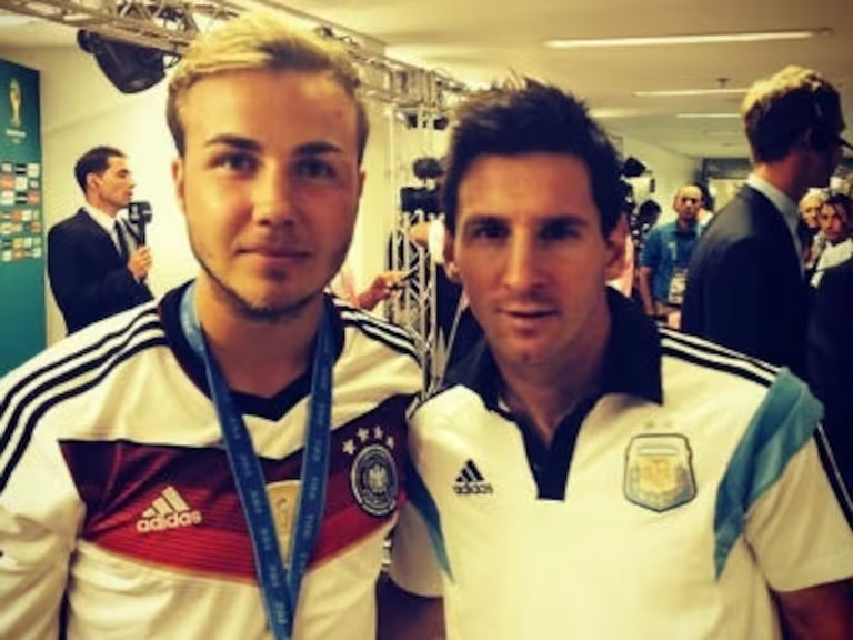 holygavi's tweet photo. messi se saco esta foto con gotze despues de perder en 2014 mira si va a tener problema de sacarse foto con los pibes de la masía ahora https://t.co/jQafxaQxUp