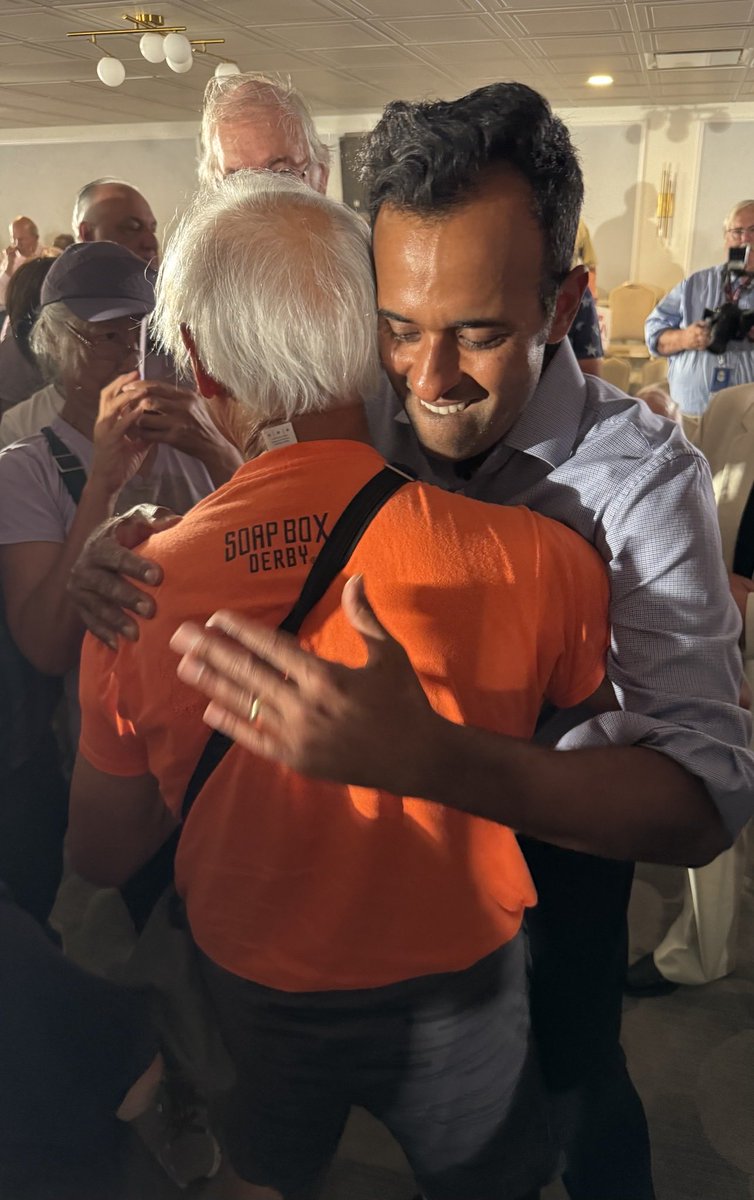 VivekGRamaswamy's tweet photo. Strongsville came out STRONG tonight! Let’s get it done in a few months. 💪🏼 https://t.co/rwmWUUUF82