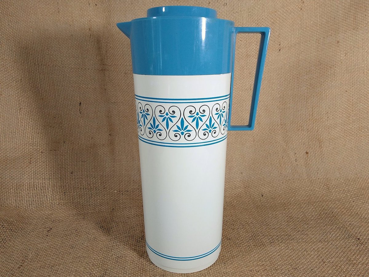 RetroRecollec's tweet photo. https://t.co/PWucPnluWY Aladdin Beverage Butler โ Wedgwood Blue Midโcentury 1โquart vacuum pitcher with glass liner, Wedgwood Blue trim, minimal storage wear, box shows moisture aging. #wiseshopper #midcenturyhome https://t.co/LlMW9pEteP