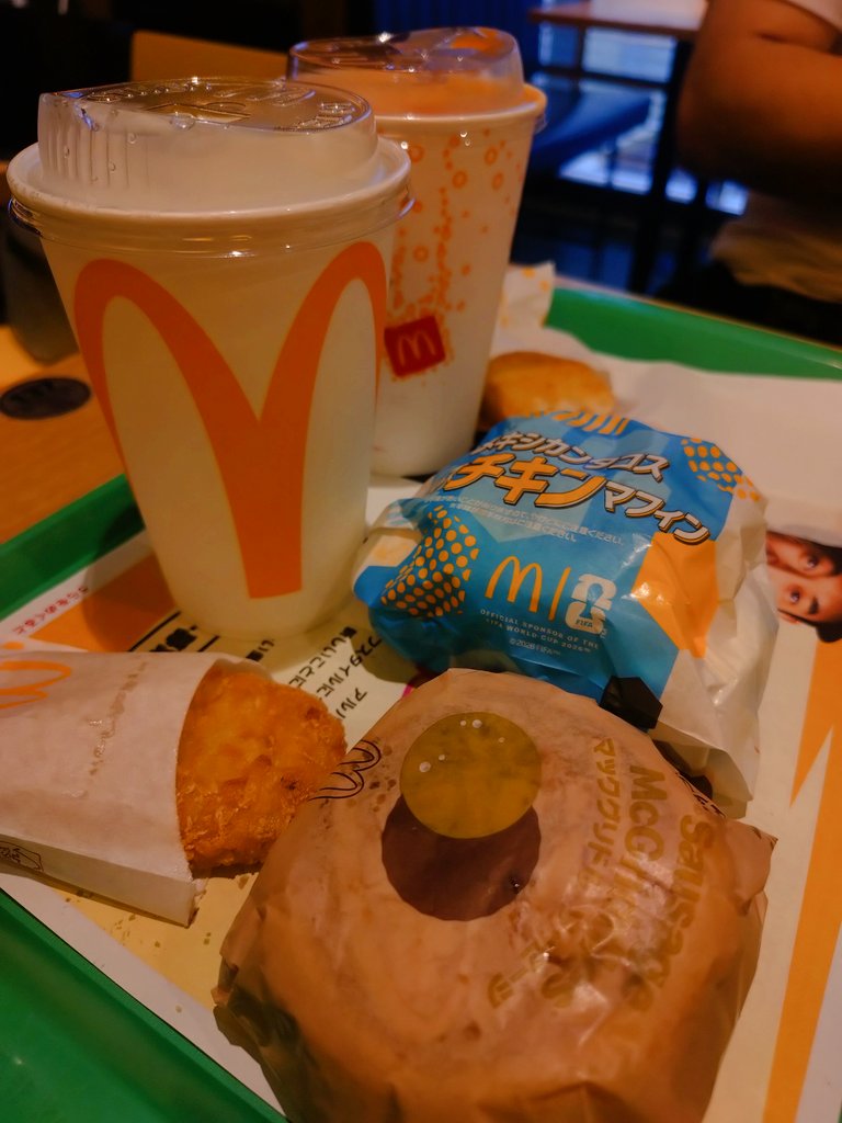 yuja_q_run's tweet photo. 走ってたら、土砂降りになったので、マックに避難し、朝マック。 https://t.co/KTUGop0d04