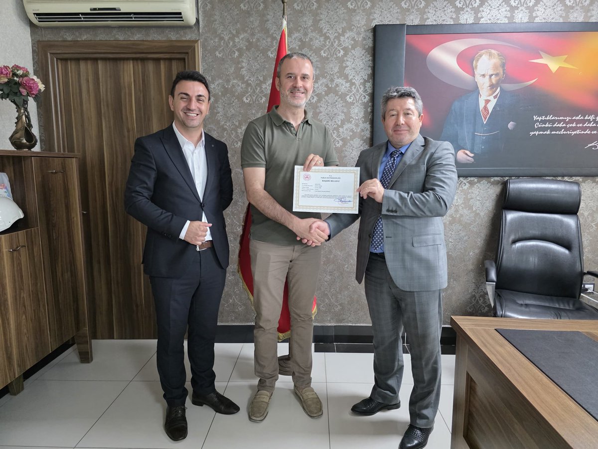 tuzlasgm's tweet photo. Kamu hizmetlerinin etkin yürütülmesine katkı sunan Sig.Tes.Serv(4/B) personellerimiz Hülya Çevik, Şafak Koç ve Metin Kaya'ya Sn. Kaymakamımız Ümit Hüseyin Güney tarafından verilen Başarı Belgeleri Müd.müz Adem Koç ve Md.Yrd.Erkan Tepebaş tarafından takdim edilerek teşekkür edildi https://t.co/MZvOYEJIqD