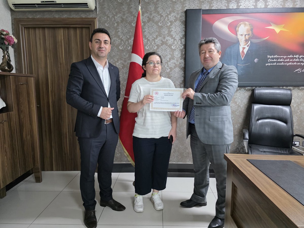 tuzlasgm's tweet photo. Kamu hizmetlerinin etkin yürütülmesine katkı sunan Sig.Tes.Serv(4/B) personellerimiz Hülya Çevik, Şafak Koç ve Metin Kaya'ya Sn. Kaymakamımız Ümit Hüseyin Güney tarafından verilen Başarı Belgeleri Müd.müz Adem Koç ve Md.Yrd.Erkan Tepebaş tarafından takdim edilerek teşekkür edildi https://t.co/MZvOYEJIqD