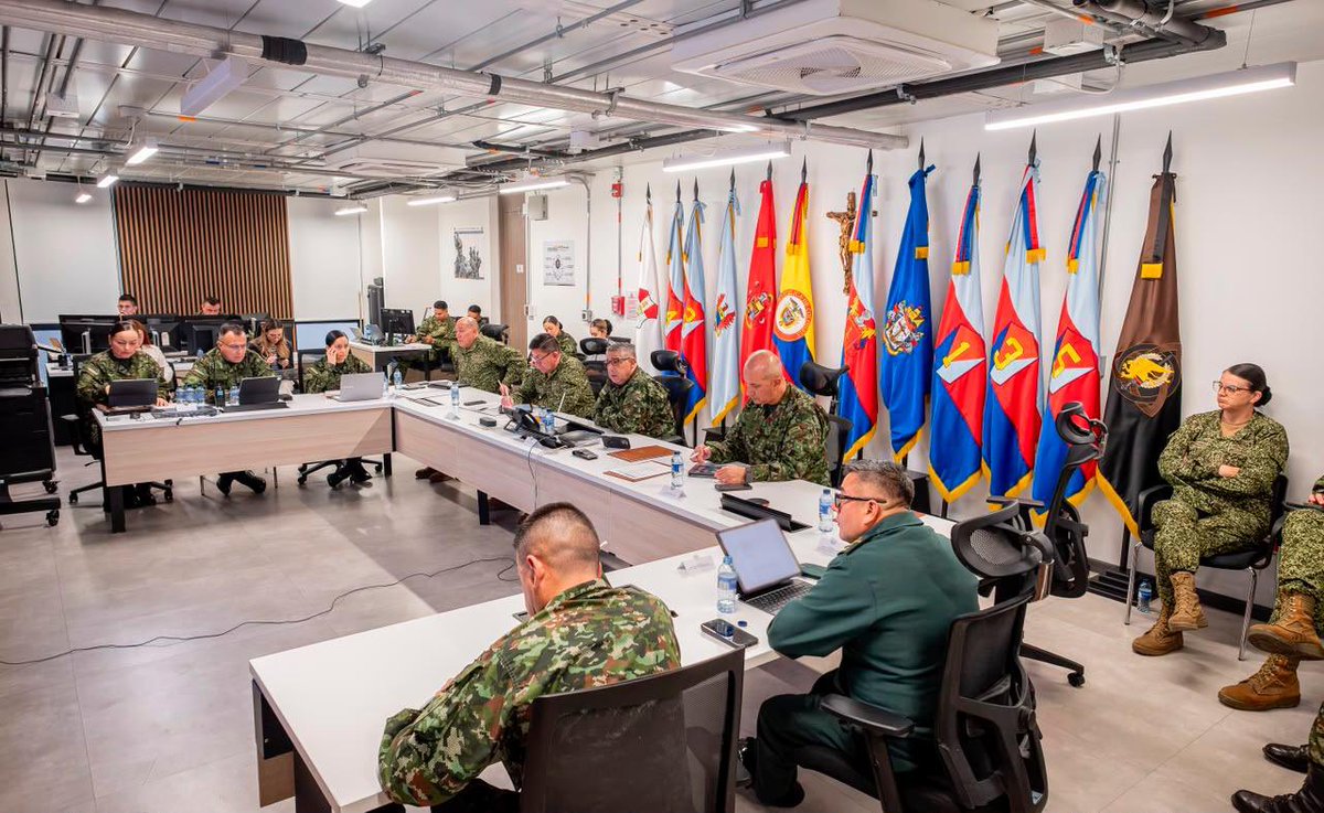 COMANDANTE_FFMM's tweet photo. Hoy lideré un programa radial con todas las unidades de las @FuerzasMilCol para verificar el alistamiento para el #20DeJulio. 

Estamos listos para que los colombianos vivan con orgullo el gran desfile militar y policial que recorrerá las principales ciudades del país, rindiendo homenaje a nuestros héroes de la Patria.

#EnModoPatrio🇨🇴