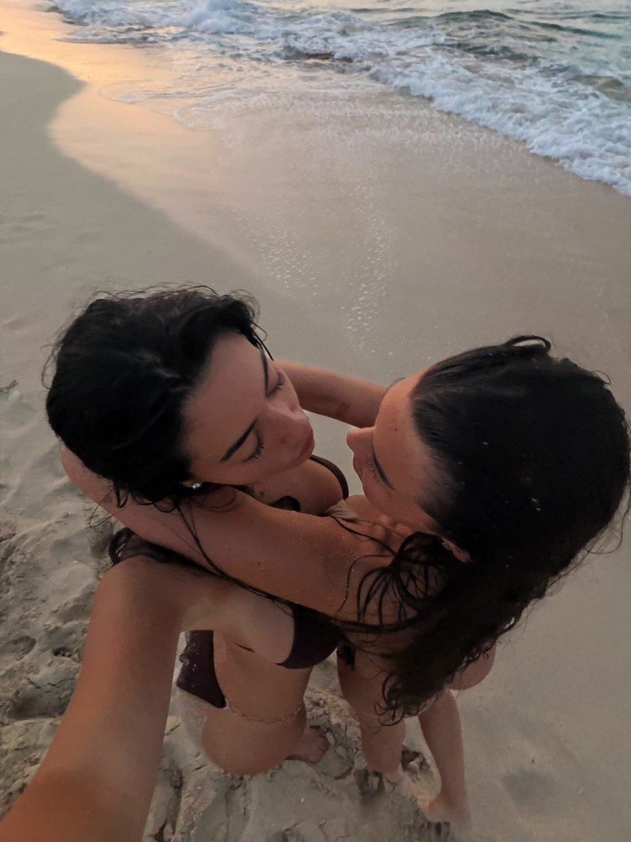 ambernenelawes's tweet photo. @cottrando 🤍 #wlw https://t.co/kHQiUjzzD1