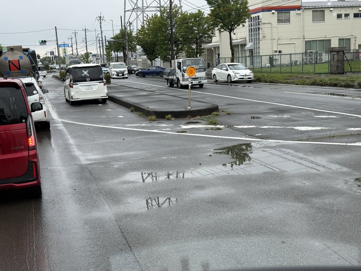 LegendRukaGRACE's tweet photo. そこら中に止まっちゃった車放置されてる😂 https://t.co/jSH3FqiGgO