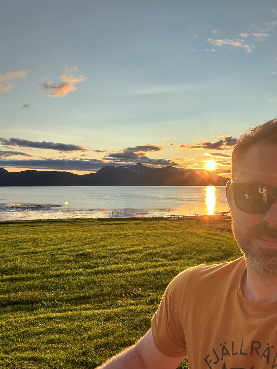 proguide1983's tweet photo. Enjoying the midnight sun and experiencing true peace for the mind  😎 https://t.co/o8TLTElZMi