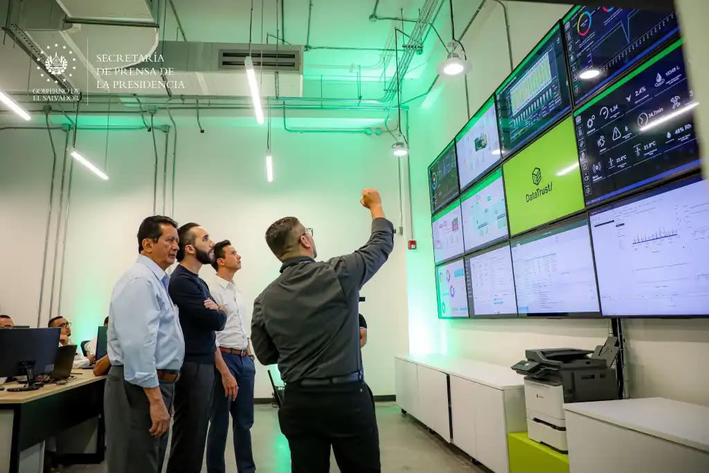 DaniaGonzalz's tweet photo. Durante nuestra visita nos reunimos con el equipo técnico para conversar sobre las oportunidades que hoy tiene El Salvador para atraer inversión en infraestructura digital, servicios tecnológicos e inteligencia artificial.

Este intercambio refleja cómo el país continúa consolidando un entorno propicio para la innovación. 

Desde la @AsambleaSV hemos impulsado un marco normativo, como la Ley de Innovación y Manufactura Tecnológica, orientado a acelerar la transformación digital, fortalecer la competitividad y generar las condiciones para atraer inversión tecnológica de alto valor.