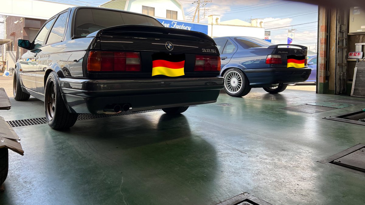 Tsutae_Factory's tweet photo. BMW E30 325i M technic 

日本では正規輸入モデルとして、スポーツパッケージ(MT)が導入されてました。

今で言うところのMスポーツモデルの位置付けであり、純粋に日常で駆けぬける歓びが味わえるモデルの先駆けです🏎️

市場流通台数も40年前の個体の為非常に少なく、大変希少なモデルとなってます！ https://t.co/O6A8ogfA4f