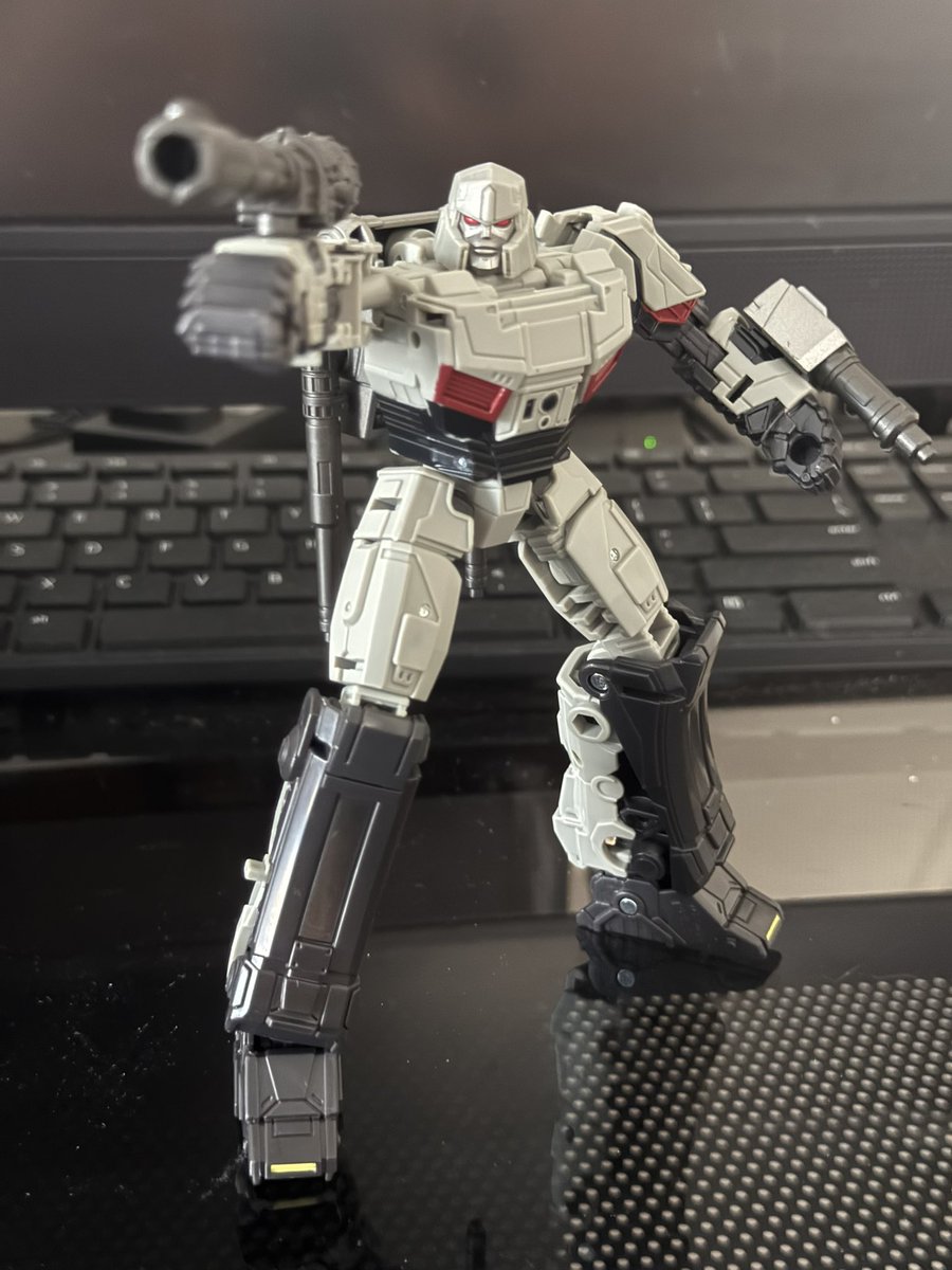 Dav_balls's tweet photo. tfo megatron - literally got him earlier today, i like him a tad bit more than tfo optimus but im also not a fan of the alt mode it looks weird, also im definitely gonna buy him the other cannon cause ofc why wouldn’t I https://t.co/i3P7vflfPy