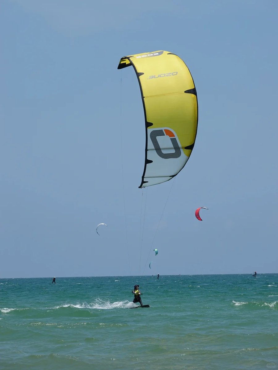 MeetQionghai's tweet photo. ⛵️Kitesurfing season is here in Boao! With 2.2 km of pristine coastline and over a dozen kitesurfing clubs, professional instructors offer one-on-one coaching on kite control and wind reading. Visa-free for 86 countries. Come chase the wind in Boao, Qionghai! 
#Kitesurfing #Boao #Watersports #AdventureTravel #VisaFreeHainan #BeachLife #Qionghai