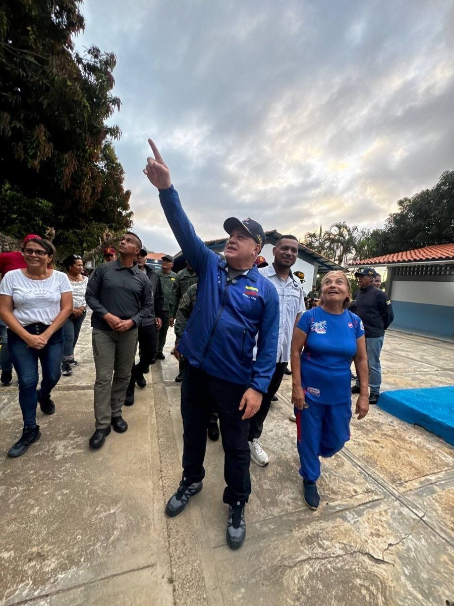 ConElMazoDando's tweet photo. #UnidosPorVenezuela | ¡Amor, compromiso y esperanza en La Guaira! ❤️🇻🇪

Este viernes, nuestro vicepresidente sectorial y ministro, Diosdado Cabello Rondón, recorrió los espacios del Campamento Transitorio Martin Luther King en el sector Los Ángeles de Naiguatá. 🤝✨

Con el objetivo de garantizar el bienestar de las familias, se verificó el equipamiento y la adecuación de este espacio que ofrecerá atención integral:
🏡 Dormitorios dignos y seguros.
🩺 Asistencia médica y de salud.
🍏 Alimentación garantizada.
🎈 Áreas recreativas para la alegría de nuestros niños y adolescentes.

¡Un gran despliegue de amor y contingencia! Todo esto es posible gracias al trabajo en equipo entre los líderes comunitarios, la FANB, Protección Civil y los Cuerpos de Seguridad. 
🤜🤛🛡️

@dcabellor