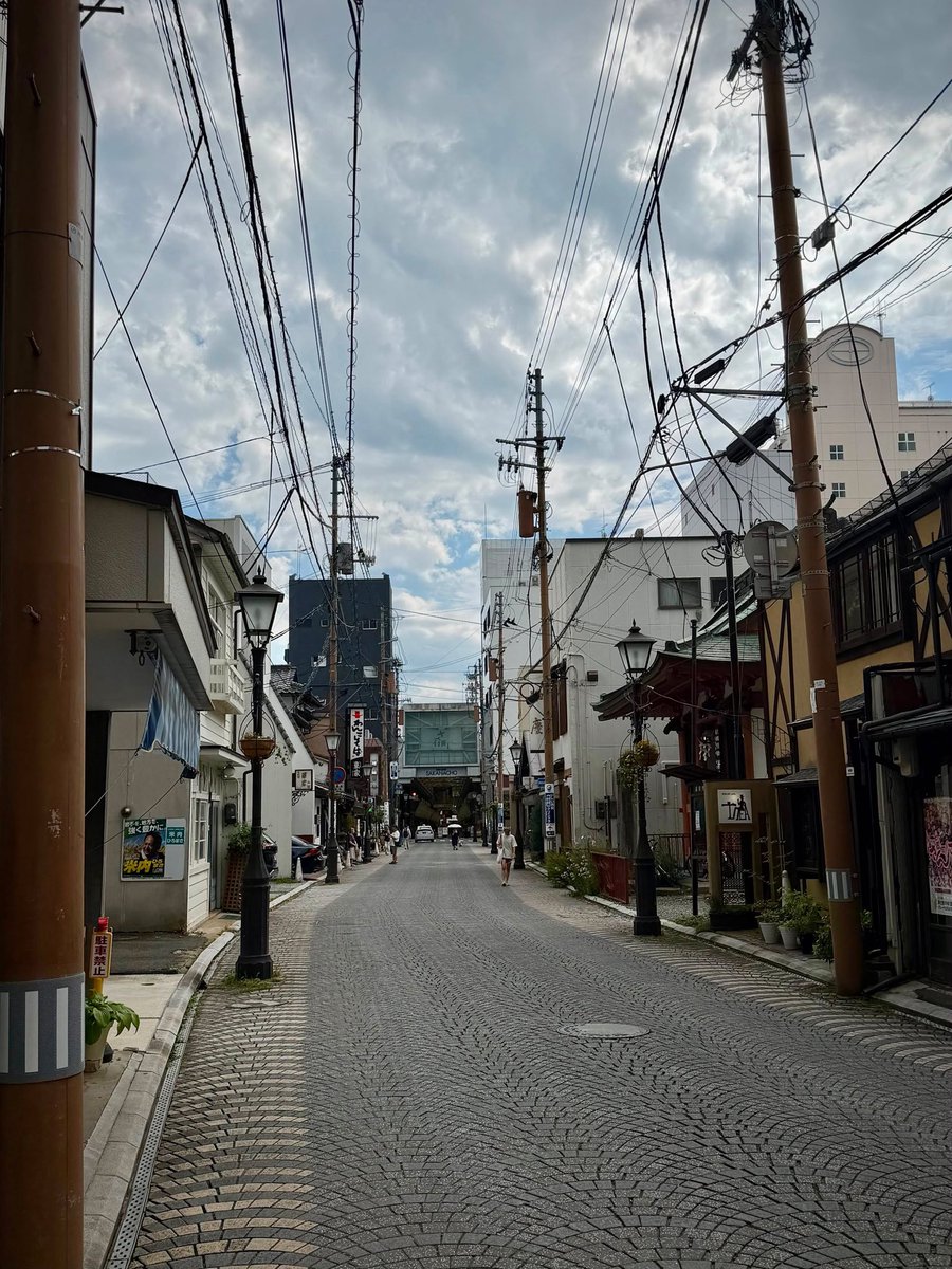 iwachu_staff's tweet photo. 盛岡三大麺の一つ、わんこそば。

そちらを提供されている代表的なお店、「東家」さんの本店がある通りに立つこちらの街灯、実は岩鋳が製造をさせていただきました。

わんこそばを楽しまれた折には思い出していただけましたら幸いです。

#岩鋳 #iwachu 
#南部鉄器 #盛岡 
#実は岩鋳 https://t.co/EaJ5GvUgcx