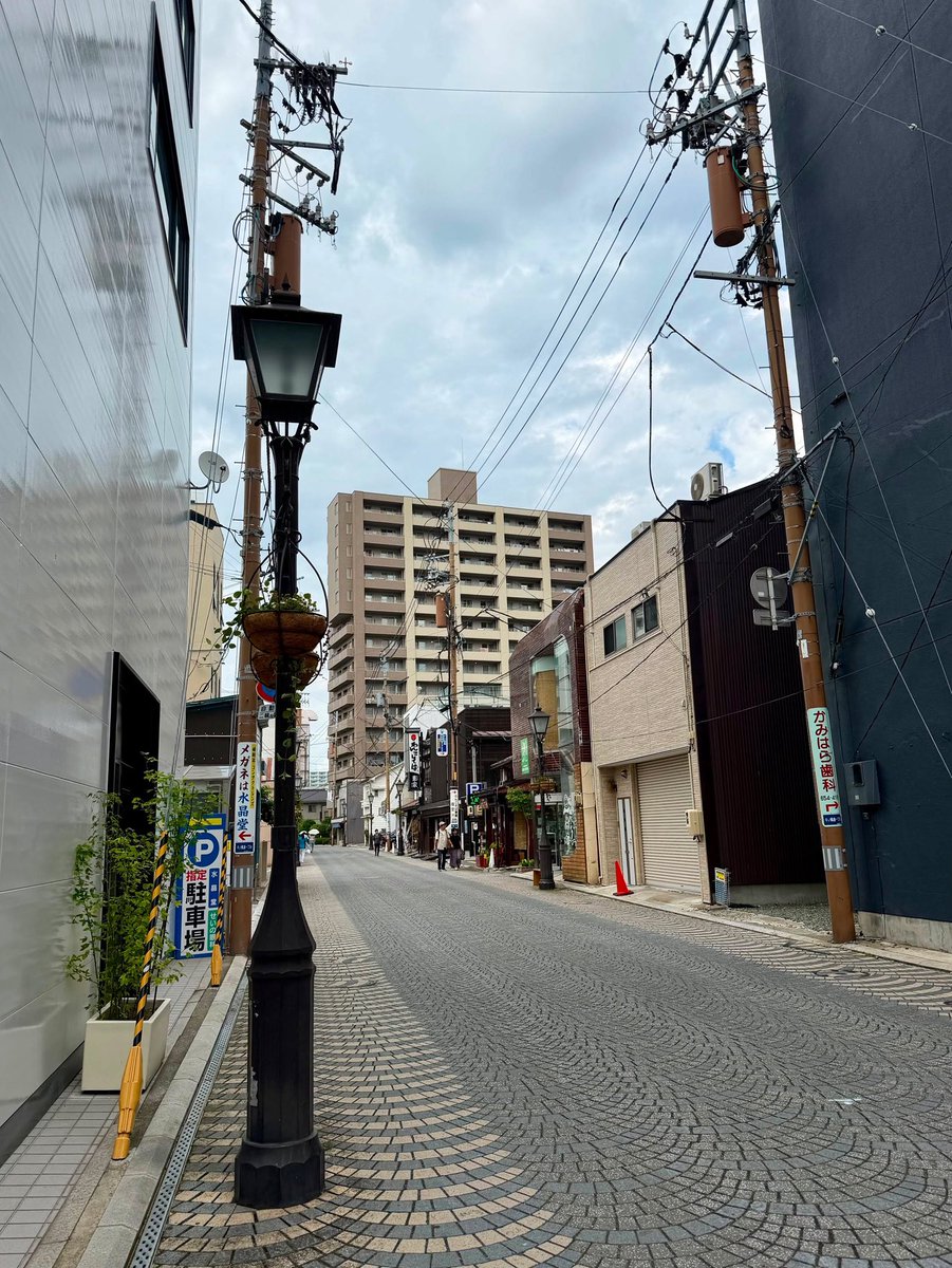 iwachu_staff's tweet photo. 盛岡三大麺の一つ、わんこそば。

そちらを提供されている代表的なお店、「東家」さんの本店がある通りに立つこちらの街灯、実は岩鋳が製造をさせていただきました。

わんこそばを楽しまれた折には思い出していただけましたら幸いです。

#岩鋳 #iwachu 
#南部鉄器 #盛岡 
#実は岩鋳 https://t.co/EaJ5GvUgcx