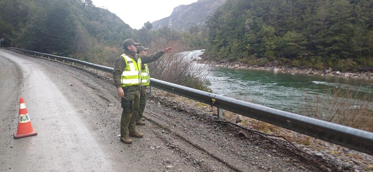Carab_Aysen's tweet photo. 🚨#LagoVerde: Carabineros verifica el estado de la Ruta X-13 y caminos secundarios ante frente de mal tiempo que afecta a la zona.❄️🌧️
Si vas a viajar, recuerda:
✅Respeta el límite de velocidad
✅Usa cinturón de seguridad
✅Lleva y usa cadenas
✅Conduce a la defensiva. https://t.co/g0i6aig5LM