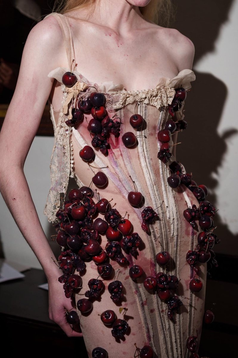 solisolsoli's tweet photo. Rotten cherry dress details from Dilara Findikoglu's Spring 2026 https://t.co/cF7IN9OWND
