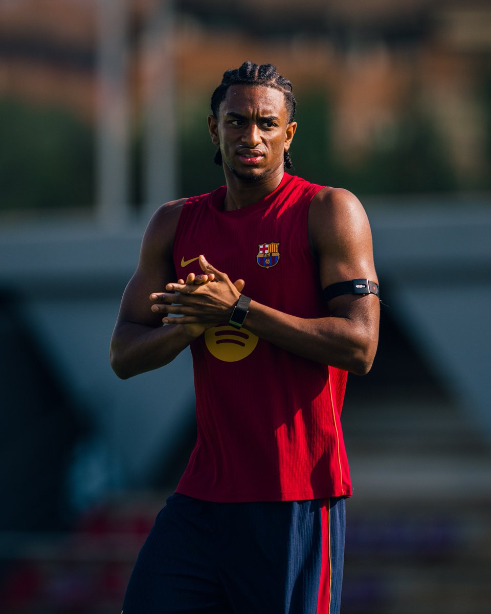FCBarcelona's tweet photo. Next season... Loading. ⏳ https://t.co/DcfEzm1Fvq