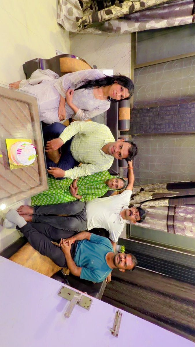 peaceofmind1248's tweet photo. I celebrated my birthday with a family I didn't know very well, yet today, in this unfamiliar city, they mean everything to me.
Thankyou aunty for everything that made my bday special 🥰 https://t.co/Ic9Aj5WVh0