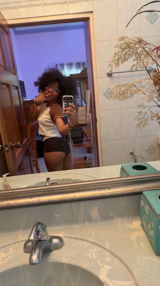lexipexi__'s tweet photo. Lil booties matter 😔 https://t.co/mwIM4i7i8a