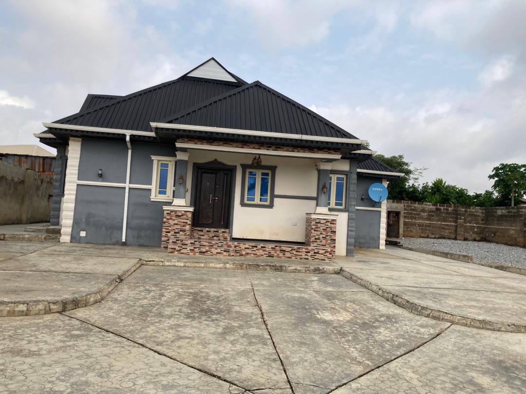 ArbaynGroupNG's tweet photo. 🔥 DISTRESS SALE 🔥

3-Bedroom Bungalow on 720sqm (1½ Plots)
• 2 En-suite Bedrooms • POP Ceiling &amp; Fully Tiled • Fitted Kitchen &amp; Wardrobes • Borehole • Spacious Parking • Fully Fenced &amp; Gated

📍 Talazzo–Gbekuba, NNPC Apata, Ibadan
📄 C of O 
💰 ₦40 Milliona https://t.co/IXsBt1crhS