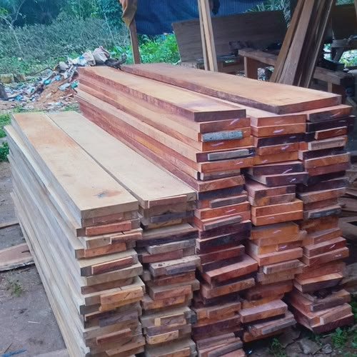 futurehomes_ug's tweet photo. Material Selection Series. 

#thecarpenter'sopinion  #004

HARD WOOD
What is hardwood? Hardwood is timber obtained from broad-leaved trees . It is generally denser, stronger, and more durable than softwood, making it ideal for high-quality furniture.
☢️Advantages
🔥Strong and long-lasting.
🔥Excellent load-bearing capacity.
🔥Beautiful natural grain and appearance.
🔥Can be sanded and refinished multiple times.
🔥Holds screws and joints firmly.
🔥Adds value to furniture.

However, this is More expensive than engineered boards, Heavier to transport and install, Requires proper seasoning to prevent warping and cracking, Harder to machine, requiring sharp tools and skilled workmanship.

Best Uses
🫵Beds
🫵Dining tables
🫵Sofas and chair frames
🫵Doors and door frames
🫵Staircases
🫵Outdoor furniture (with suitable species and finish)

#MaterialSelection #FurnitureDesign #Woodworking #InteriorDesign  #HomeImprovement  #DIY #materialmatters
#thecarpenter