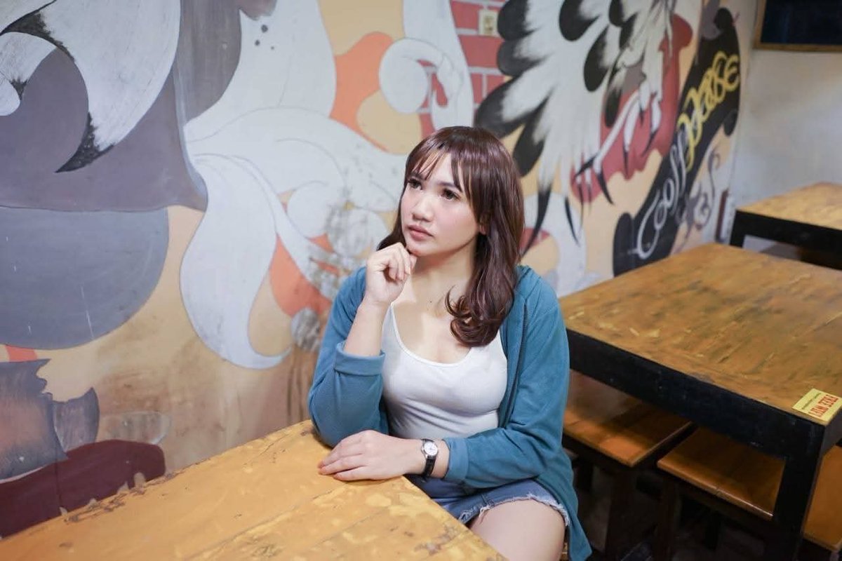 della_081098's tweet photo. Aku lebih memilih tampil apa adanya dan dicap belum sempurna, daripada memaksakan diri menutup rapat hanya demi validasi sosial tapi membohongi diri sendiri. Kehormatan itu ada di sikap, bukan cuma di gaya berpakaian.

Cikarang,
Della Oktaviani https://t.co/cBk809GTPy