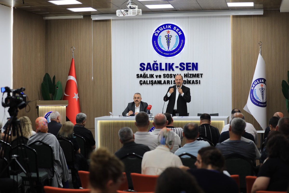 SSMahmutFaruk's tweet photo. Üniversite hastaneleri; sağlık hizmeti sunumunun yanı sıra eğitim ve bilimsel araştırmaların da merkezidir. Bu nedenle güçlü üniversite hastaneleri, güçlü bir sağlık sisteminin vazgeçilmez unsurudur.

Ancak bugün üniversite hastanelerimiz ciddi mali sorunlarla karşı karşıyadır. Döner sermaye gelirleri üzerindeki yükün artması, başta hocalarımız, hekimlerimiz, hemşirelerimiz, ebelerimiz ve tüm sağlık profesyonellerimizin hak ettikleri ücretlere ulaşmasını engellemektedir.

Özellikle sürekli işçi giderlerinin döner sermayeden karşılanması, zaten sınırlı olan kaynakları daha da azaltmaktadır. Bu yükün merkezi bütçeden karşılanması gerektiğini bir kez daha ifade ediyorum. 

Erciyes Üniversitesi Hastanelerinde görevli fedakar sağlık profesyonellerimiz ile bir araya geldik. Bu önemli buluşma için başta Sağlık-Sen Kayseri Şube Başkanımız Hakan Keser olmak üzere emeği geçen tüm teşkilat mensuplarımıza teşekkür ediyorum.