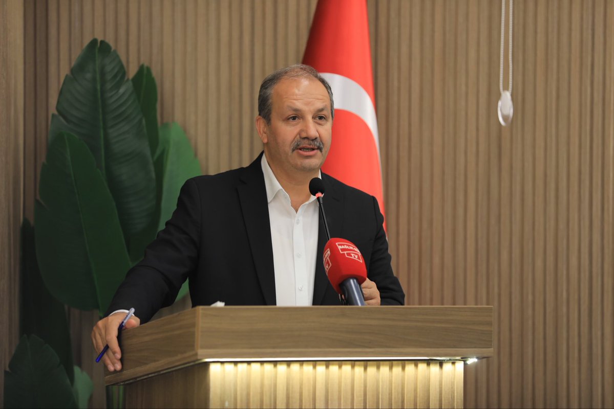 SSMahmutFaruk's tweet photo. Üniversite hastaneleri; sağlık hizmeti sunumunun yanı sıra eğitim ve bilimsel araştırmaların da merkezidir. Bu nedenle güçlü üniversite hastaneleri, güçlü bir sağlık sisteminin vazgeçilmez unsurudur.

Ancak bugün üniversite hastanelerimiz ciddi mali sorunlarla karşı karşıyadır. Döner sermaye gelirleri üzerindeki yükün artması, başta hocalarımız, hekimlerimiz, hemşirelerimiz, ebelerimiz ve tüm sağlık profesyonellerimizin hak ettikleri ücretlere ulaşmasını engellemektedir.

Özellikle sürekli işçi giderlerinin döner sermayeden karşılanması, zaten sınırlı olan kaynakları daha da azaltmaktadır. Bu yükün merkezi bütçeden karşılanması gerektiğini bir kez daha ifade ediyorum. 

Erciyes Üniversitesi Hastanelerinde görevli fedakar sağlık profesyonellerimiz ile bir araya geldik. Bu önemli buluşma için başta Sağlık-Sen Kayseri Şube Başkanımız Hakan Keser olmak üzere emeği geçen tüm teşkilat mensuplarımıza teşekkür ediyorum.