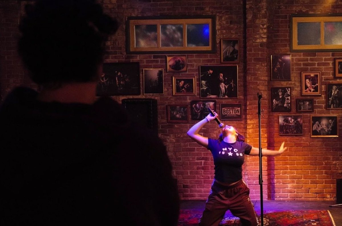maainchesensoo's tweet photo. ma voi ci pensate che lui è rimasto a vederla provare perché lei si sentiva insicura a fare la scena del karaoke I MIEI https://t.co/KyeO9xtKcf