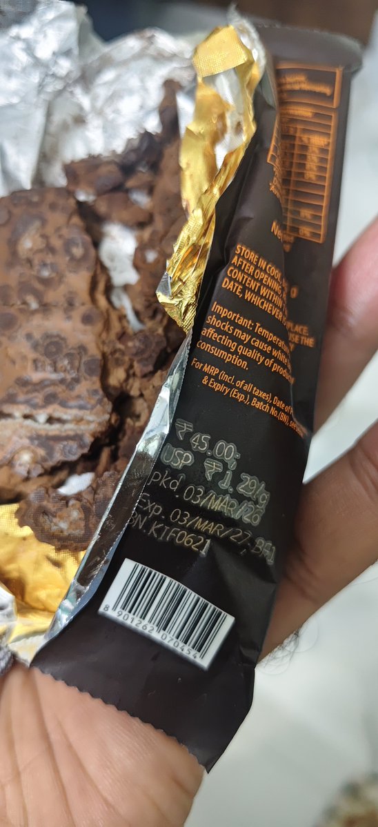 MdKaishaf's tweet photo. Hey @Amul_Coop what the hell is this I purchased your Amul Dark Chocolate today, and to my shock, after opening the pack I found what appear to be white egg-like formations/fungal or parasitic contamination inside the chocolate. 1/2 https://t.co/fkmulx1Hfh