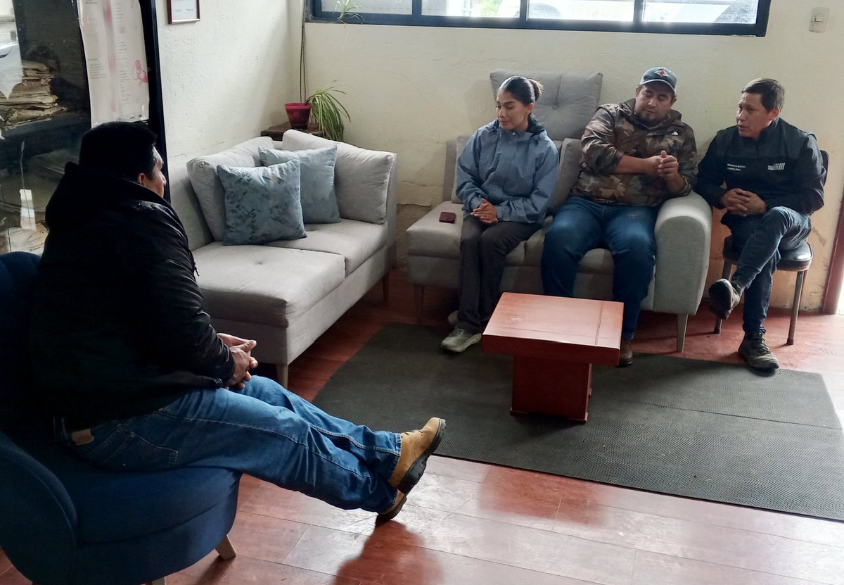 Agricultura_CZ6's tweet photo. #Cañar | Trabajamos en territorio! 
En coordinación con el @MinGobiernoEc nos reunimos con productores, realizamos asistencia técnica y coordinamos acciones en #Taday y #Pindilig para beneficiar a pequeños y medianos productores de las parroquias orientales.
#ElNuevoEcuador https://t.co/z7kD9XuRBb
