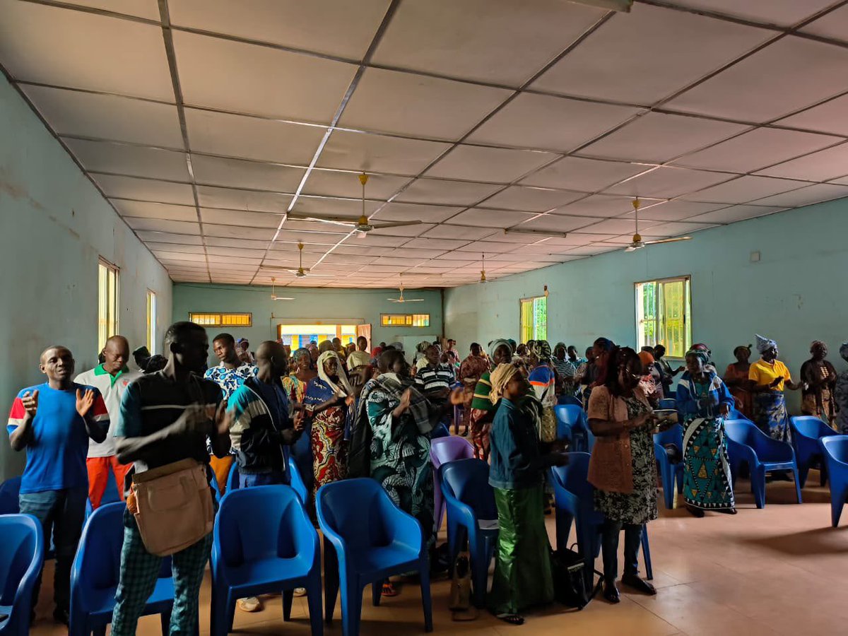 fnfi_togo's tweet photo. 17 Juillet 2026 : à Pagouda, le FNFI renforce les compétences de près de 200 bénéficiaires de la Binah !

« L’inclusion financière ne se limite pas à l’octroi d’un financement. Elle consiste également à doter les bénéficiaires des compétences nécessaires pour gérer efficacement leurs ressources, développer leurs activités et construire un avenir économique plus solide » !!!!!!

Parce que l’accès au financement ne prend tout son sens que lorsqu’il s’accompagne d’une bonne maîtrise des principes de gestion, le Fonds National de la Finance Inclusive (FNFI) poursuit son programme de renforcement des capacités techniques de ses bénéficiaires. A cet effet, près de 200 bénéficiaires de la préfecture de la Binah ont participé à une session de formation en éducation financière organisée à la Maison des Jeunes de Pagouda.

Cette rencontre a permis aux participants de consolider leurs connaissances sur les fondamentaux d’une gestion financière saine : planification des dépenses, constitution de l’épargne, utilisation responsable du crédit, gestion des revenus et pérennisation des activités génératrices de revenus. Des outils pratiques qui contribueront à améliorer la performance de leurs activités économiques et à renforcer leur autonomie financière.

Par cette nouvelle session, le FNFI confirme sa vision d’une inclusion financière responsable, où le financement et l’accompagnement vont de pair. En investissant dans le capital humain de ses bénéficiaires, l’Institution contribue à bâtir des communautés plus résilientes et participe activement à la dynamique de développement économique et social du Togo.

Quelques images de la formation en cette journée du 17 Juillet 2026 à Pagouda ⤵️