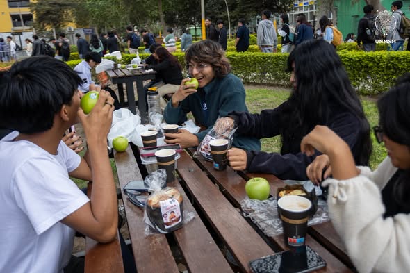 UNMSM_'s tweet photo. 🇵🇪✨ ¡El espíritu de las Fiestas Patrias se vive en Ciudad Universitaria!   

Desde las primeras horas de la mañana, cientos de estudiantes se congregaron en el comedor de la Decana de América para disfrutar del tradicional Menú Especial Sanmarquino, una actividad que la Universidad Nacional Mayor de San Marcos organiza cada año como parte de las celebraciones por el aniversario patrio.

En la Ciudad Universitaria se distribuyeron 1,900 desayunos, de un total de 2,750 entregados a estudiantes de las diferentes sedes universitarias. El desayuno estuvo conformado por un vaso de chocolate caliente, panetón con pasas y frutas, un tamal y una fruta de temporada.

Esta iniciativa, organizada por la Oficina General de Bienestar Universitario, reafirma el compromiso de la Decana de América con el bienestar de su comunidad estudiantil y fomenta espacios de integración y convivencia que fortalecen la identidad sanmarquina y el orgullo de celebrar juntos nuestras Fiestas Patrias. 🇵🇪❤️
Fotos: Silvana Matta
