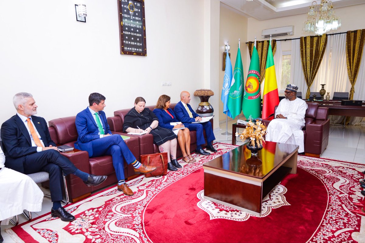 AbdoulayeDiop8's tweet photo. J’ai tenu, ce vendredi 17 juillet 2026, une séance de travail avec une forte délégation américaine, conduite par Monsieur Frank GARCIA, Sous-secrétaire d’État Adjoint américain aux Affaires africaines, en visite de travail au Mali. 

Nous avons passé en revue les axes prioritaires de la coopération bilatérale, tout en insistant sur les perspectives du renforcement des échanges économiques, commerciaux et humains ainsi que des investissements productifs de transformation, dans les domaines d’intérêt commun.  

Nous nous félicitons de la régularité du dialogue politique et des consultations de haut niveau favorisant la compréhension partagée des défis conjoncturels et le renforcement des relations de coopération dans le respect des intérêts réciproques.

Lire article complet 👉🏾 @MaliMaeci