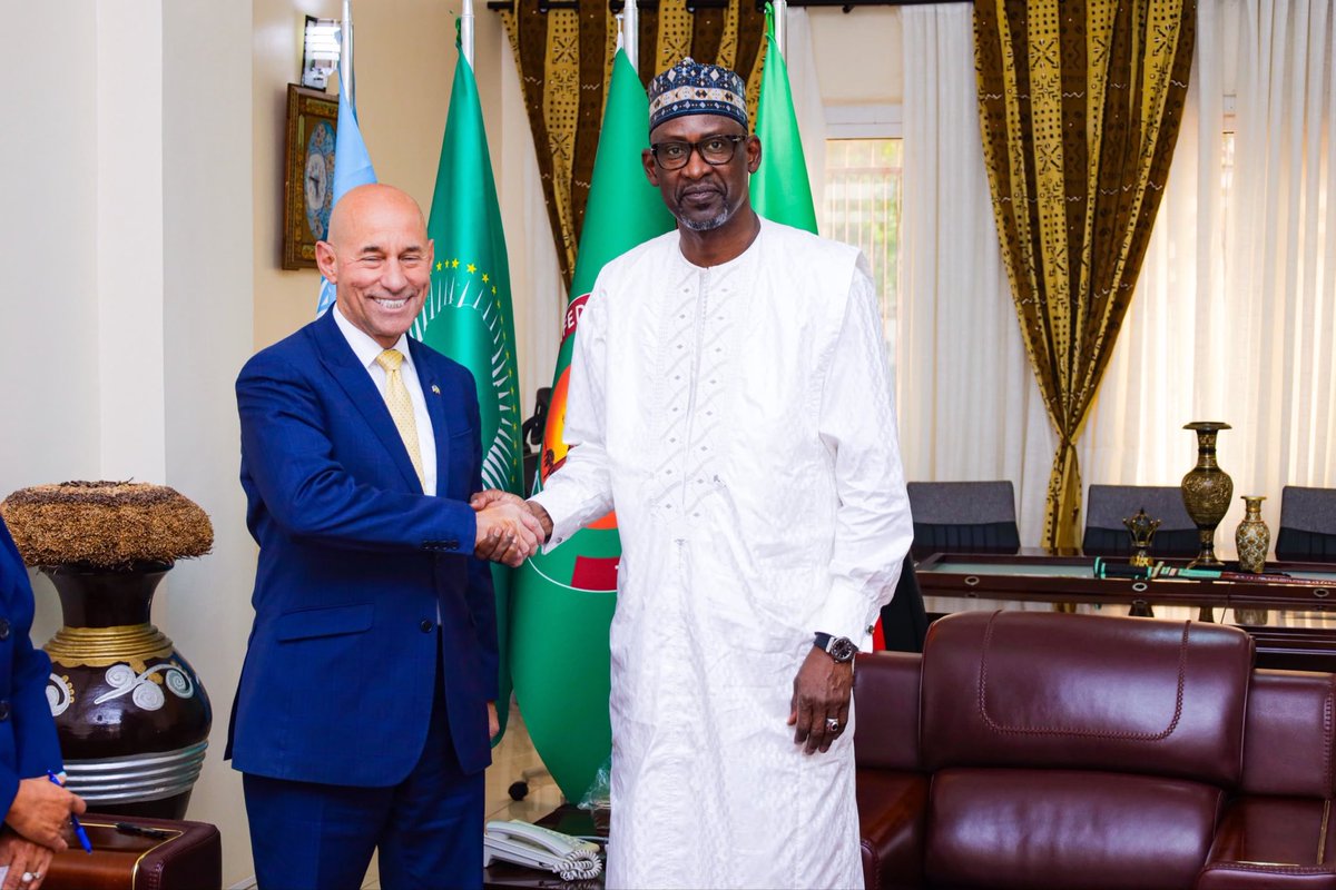 AbdoulayeDiop8's tweet photo. J’ai tenu, ce vendredi 17 juillet 2026, une séance de travail avec une forte délégation américaine, conduite par Monsieur Frank GARCIA, Sous-secrétaire d’État Adjoint américain aux Affaires africaines, en visite de travail au Mali. 

Nous avons passé en revue les axes prioritaires de la coopération bilatérale, tout en insistant sur les perspectives du renforcement des échanges économiques, commerciaux et humains ainsi que des investissements productifs de transformation, dans les domaines d’intérêt commun.  

Nous nous félicitons de la régularité du dialogue politique et des consultations de haut niveau favorisant la compréhension partagée des défis conjoncturels et le renforcement des relations de coopération dans le respect des intérêts réciproques.

Lire article complet 👉🏾 @MaliMaeci