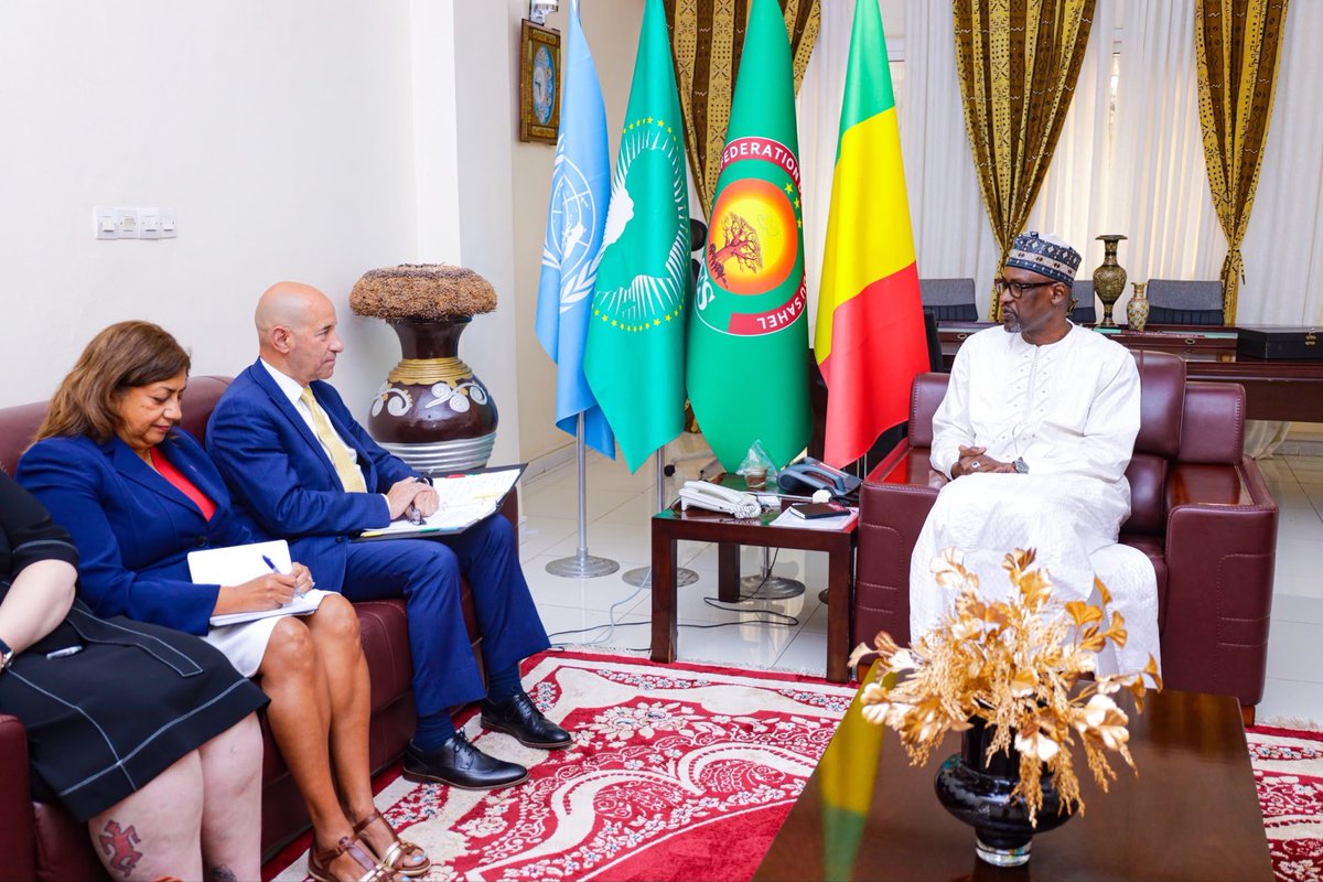 AbdoulayeDiop8's tweet photo. J’ai tenu, ce vendredi 17 juillet 2026, une séance de travail avec une forte délégation américaine, conduite par Monsieur Frank GARCIA, Sous-secrétaire d’État Adjoint américain aux Affaires africaines, en visite de travail au Mali. 

Nous avons passé en revue les axes prioritaires de la coopération bilatérale, tout en insistant sur les perspectives du renforcement des échanges économiques, commerciaux et humains ainsi que des investissements productifs de transformation, dans les domaines d’intérêt commun.  

Nous nous félicitons de la régularité du dialogue politique et des consultations de haut niveau favorisant la compréhension partagée des défis conjoncturels et le renforcement des relations de coopération dans le respect des intérêts réciproques.

Lire article complet 👉🏾 @MaliMaeci