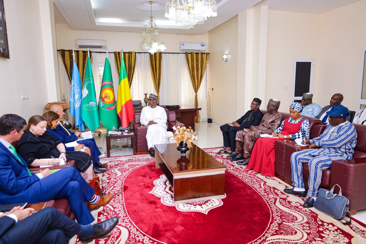 AbdoulayeDiop8's tweet photo. J’ai tenu, ce vendredi 17 juillet 2026, une séance de travail avec une forte délégation américaine, conduite par Monsieur Frank GARCIA, Sous-secrétaire d’État Adjoint américain aux Affaires africaines, en visite de travail au Mali. 

Nous avons passé en revue les axes prioritaires de la coopération bilatérale, tout en insistant sur les perspectives du renforcement des échanges économiques, commerciaux et humains ainsi que des investissements productifs de transformation, dans les domaines d’intérêt commun.  

Nous nous félicitons de la régularité du dialogue politique et des consultations de haut niveau favorisant la compréhension partagée des défis conjoncturels et le renforcement des relations de coopération dans le respect des intérêts réciproques.

Lire article complet 👉🏾 @MaliMaeci