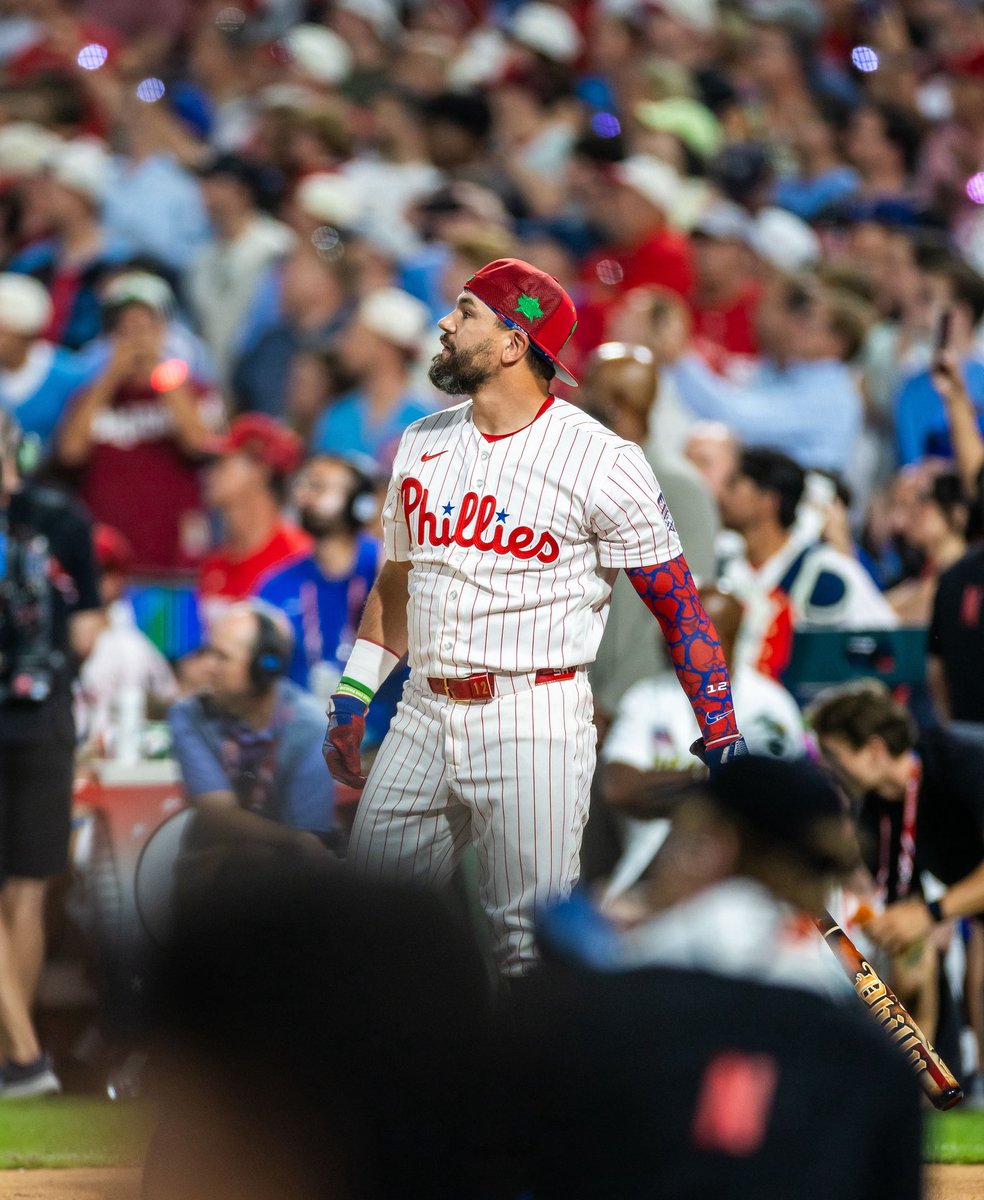 PhilliesNation's tweet photo. Backwards hat Schwarbs 

(Logan Gehman/Phillies Nation) https://t.co/uZ0k1BS3cl